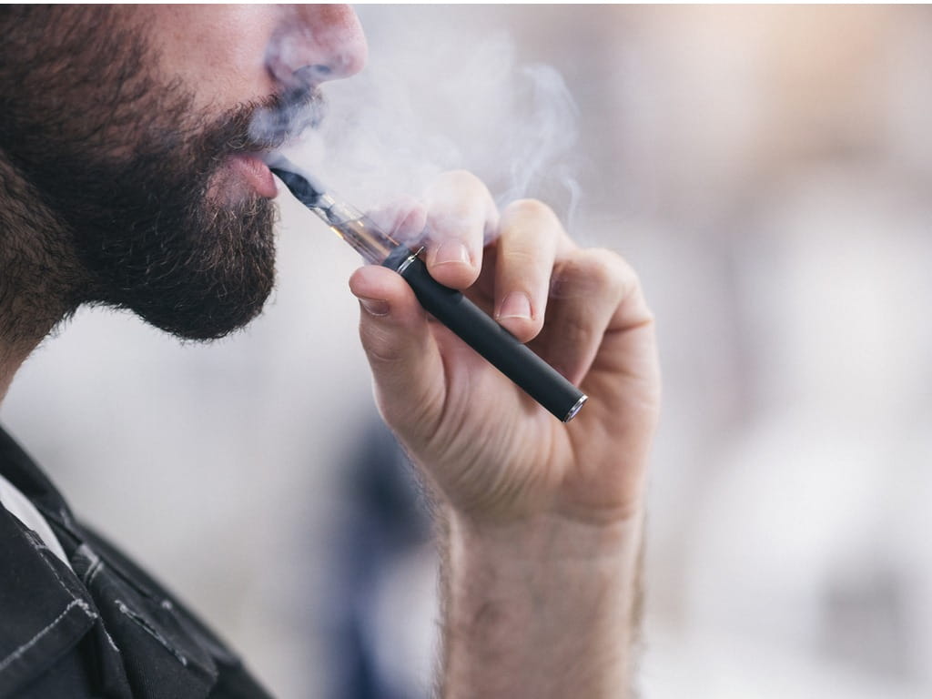 and cigarette FMD - Study shows dual use of cigarettes and vapes can reduce risks of  smoking and help smokers quit