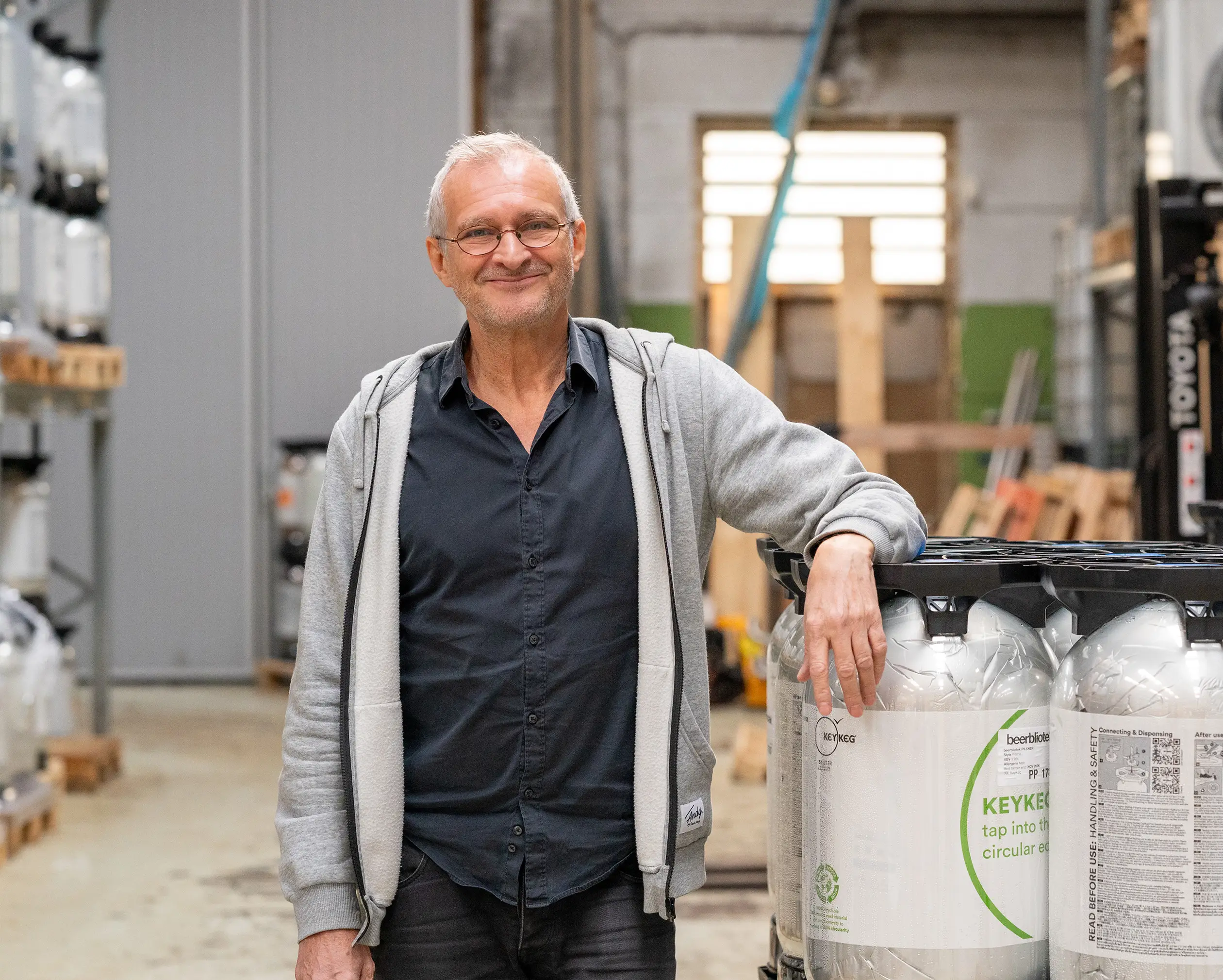 Veteran Per står i produktionen på Beerbliotek, han ler mot kameran.