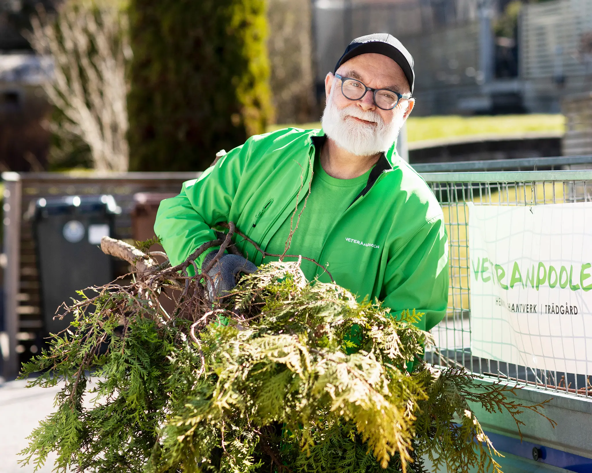 Manlig jobbonär transport av trädgårdsavfall