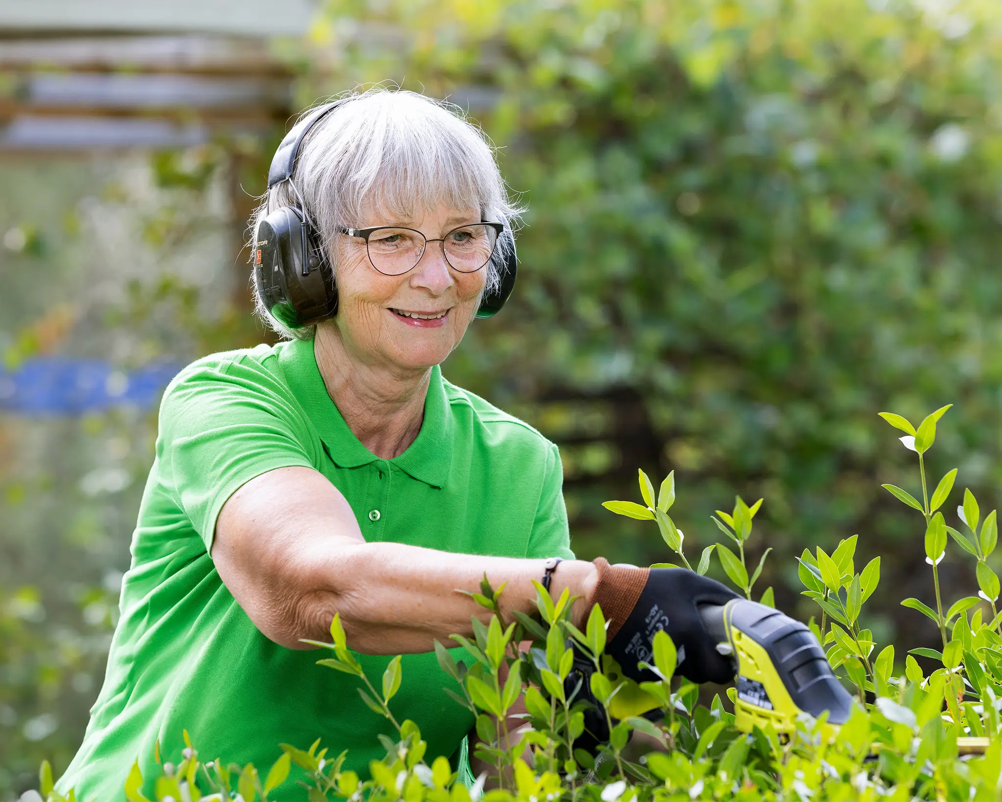 Kvinnlig jobbonär klipper häck