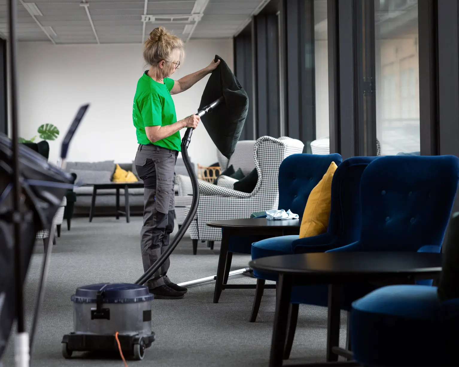 Städande lokalvårdare på ett kontor