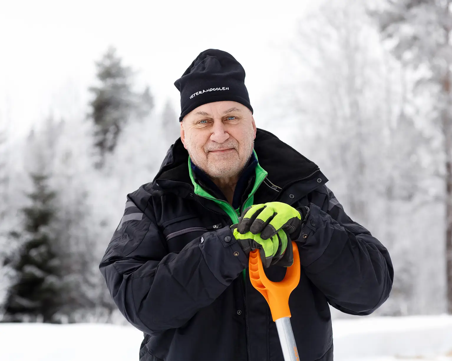 Manlig jobbonär skottar snö