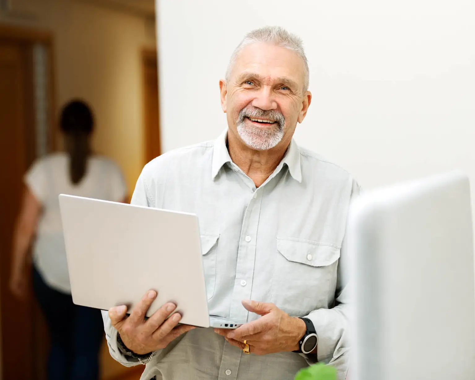 Manlig jobbonär med laptop