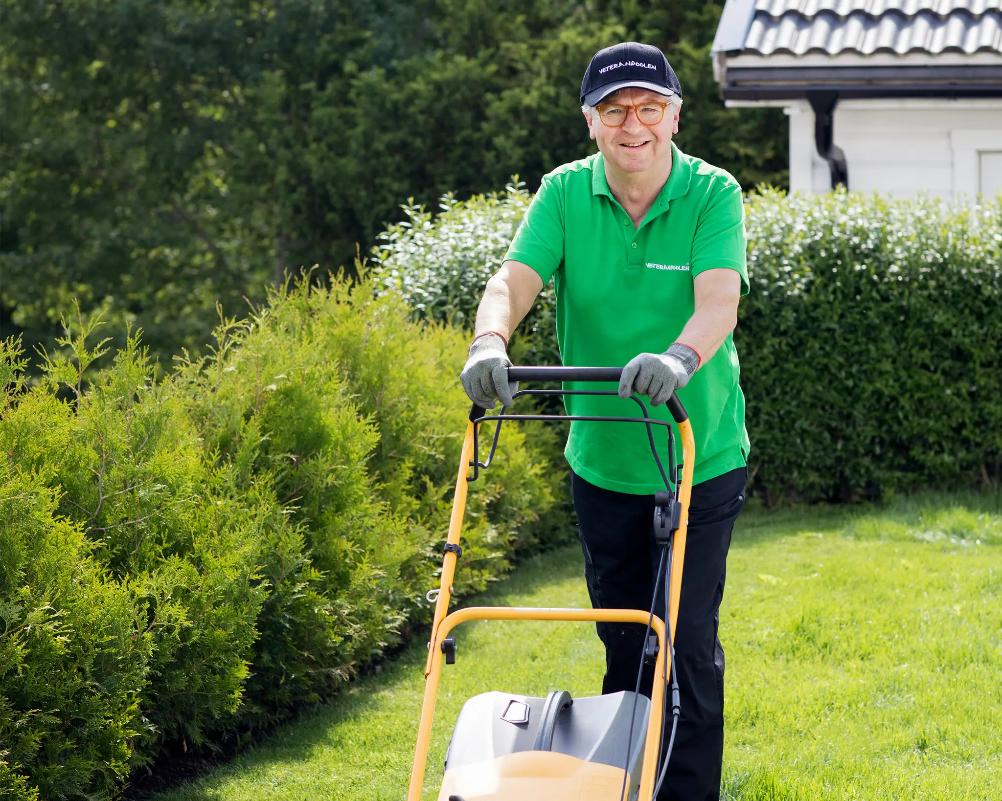 Manlig jobbonar klipper gräs