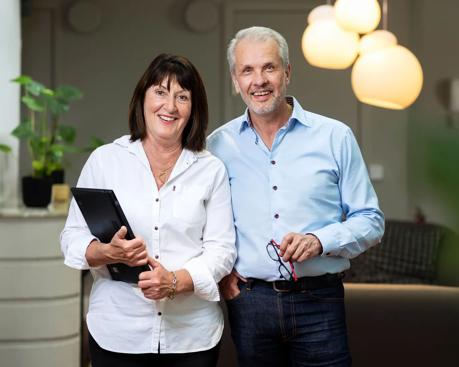 En kvinnlig och en manlig jobbonär står i ett kontor