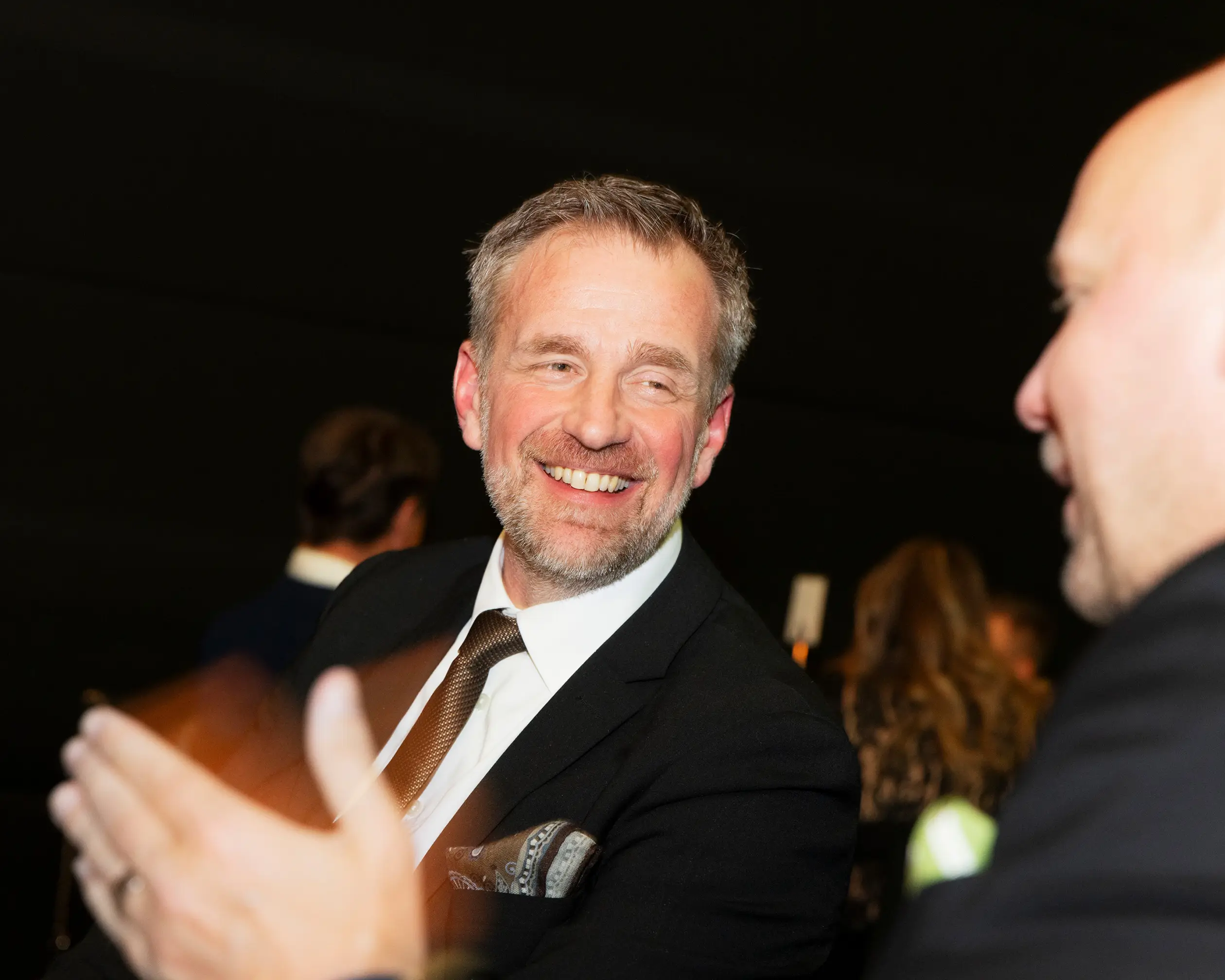 En glad manlig franchisetagare