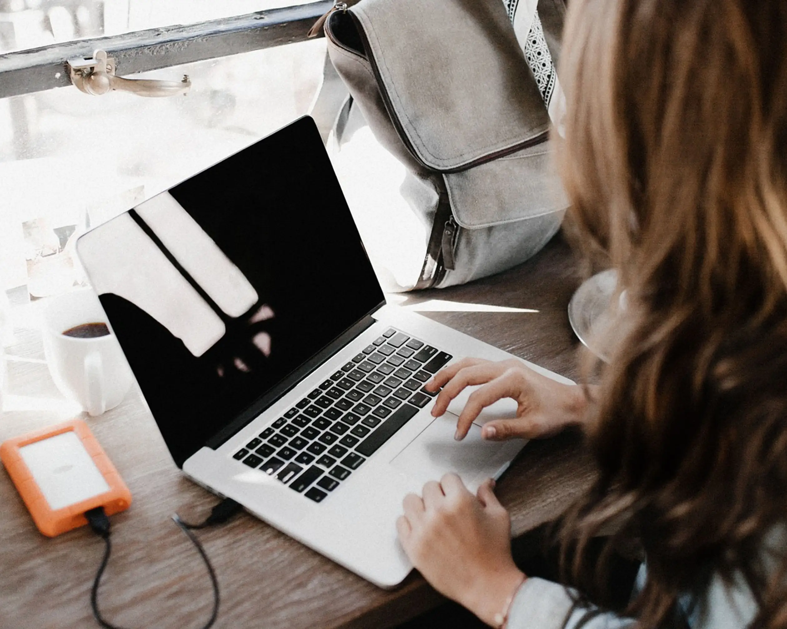 En kvinna skriver på en laptop, närbild