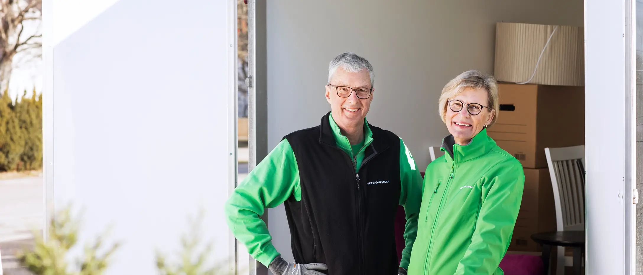 Två jobbonärer står vid en flyttbil