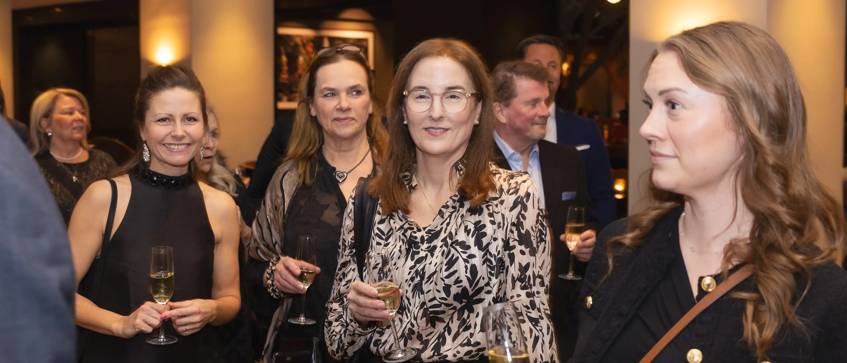 Grupp med festklädda personer