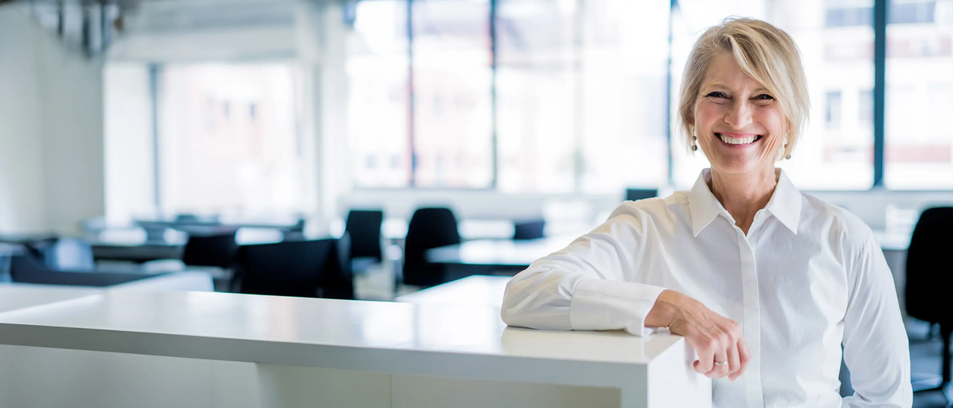 Kvinna i vit skjorta på ett kontor