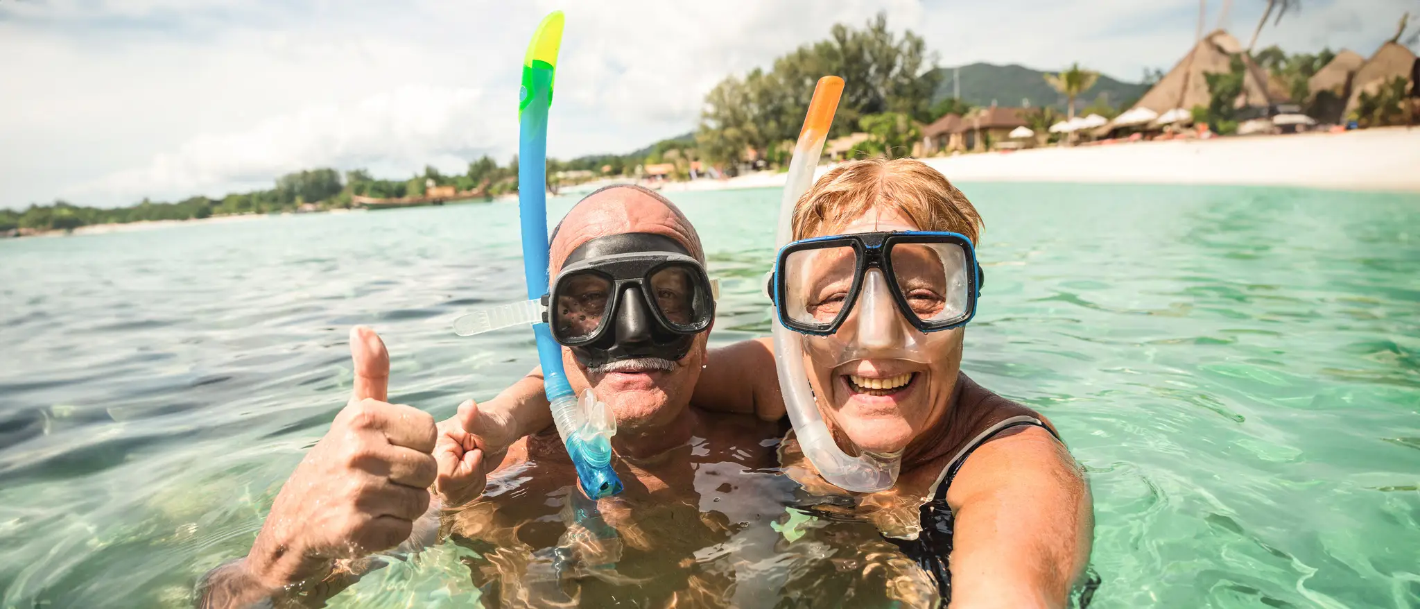 Äldre par som badar och snorklar