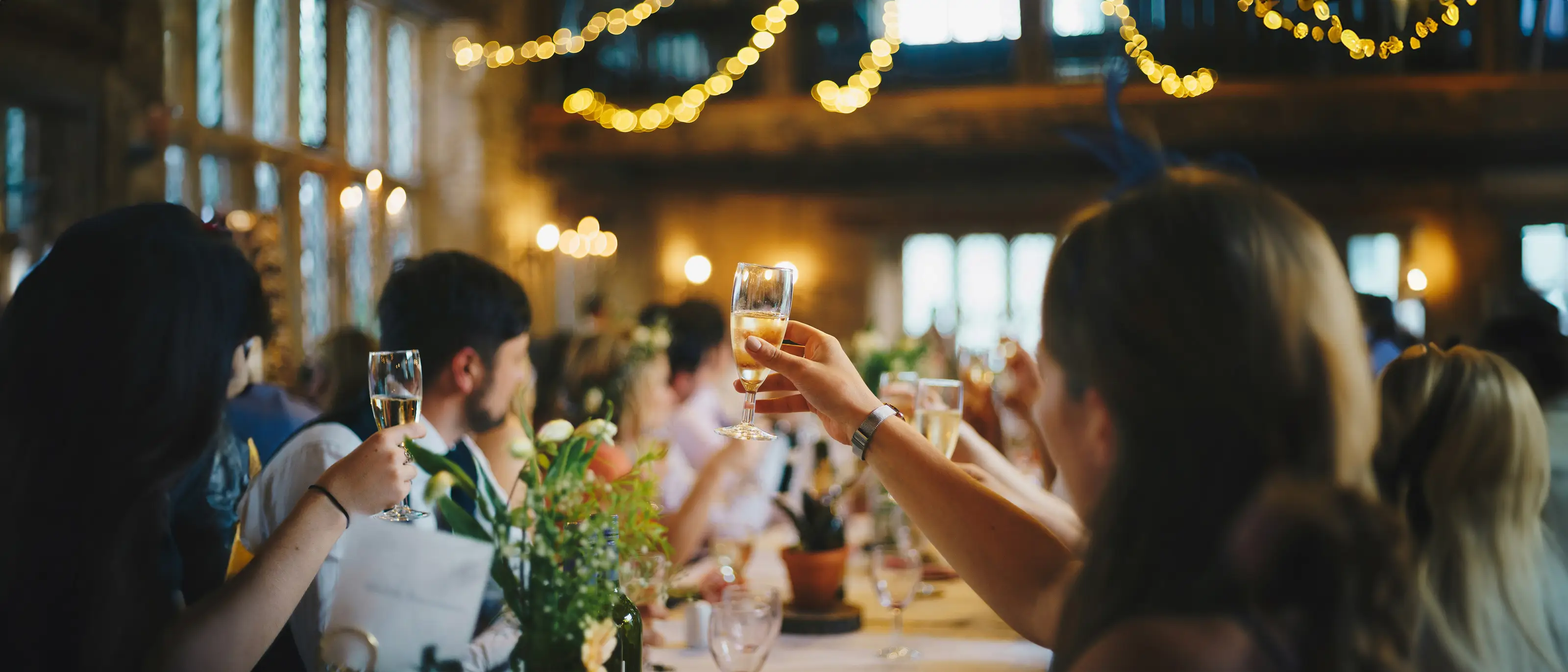 Festlokal gästerna skålar med bubbelglas