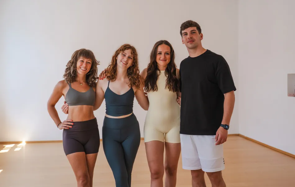 Vier Menschen in Sportkleidung freuen sich und heißen dich zum Eversports Beratungsgespräch willkommen