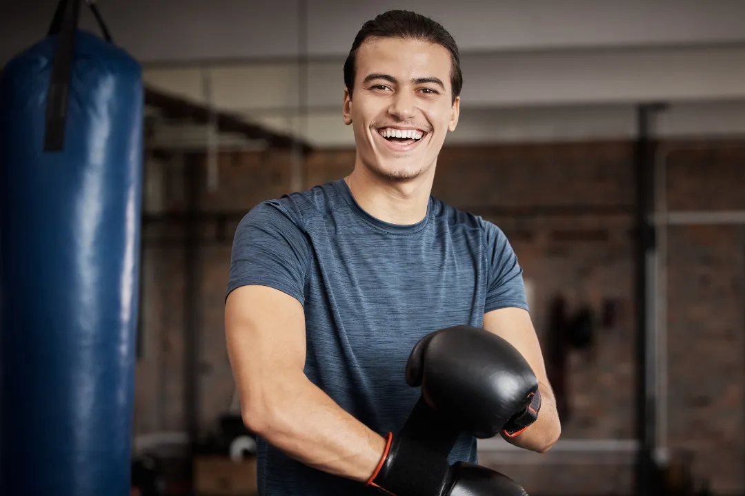 Mann bereitet sich vor auf Boxen indoor, mit der Software von Eversports hat der Studiobesitzer wieder mehr Zeit auch für sein Training
