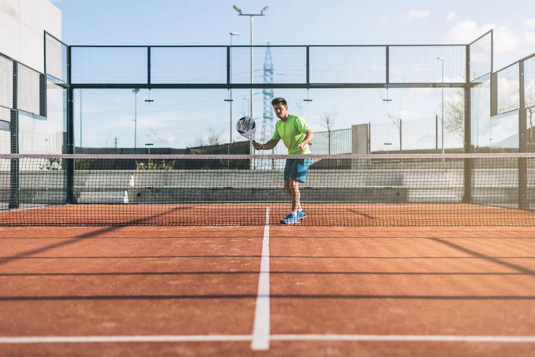 Mann trainiert outdoor Padel, das managen der Anlagen geht gleich einfacher mit der Software von Eversports