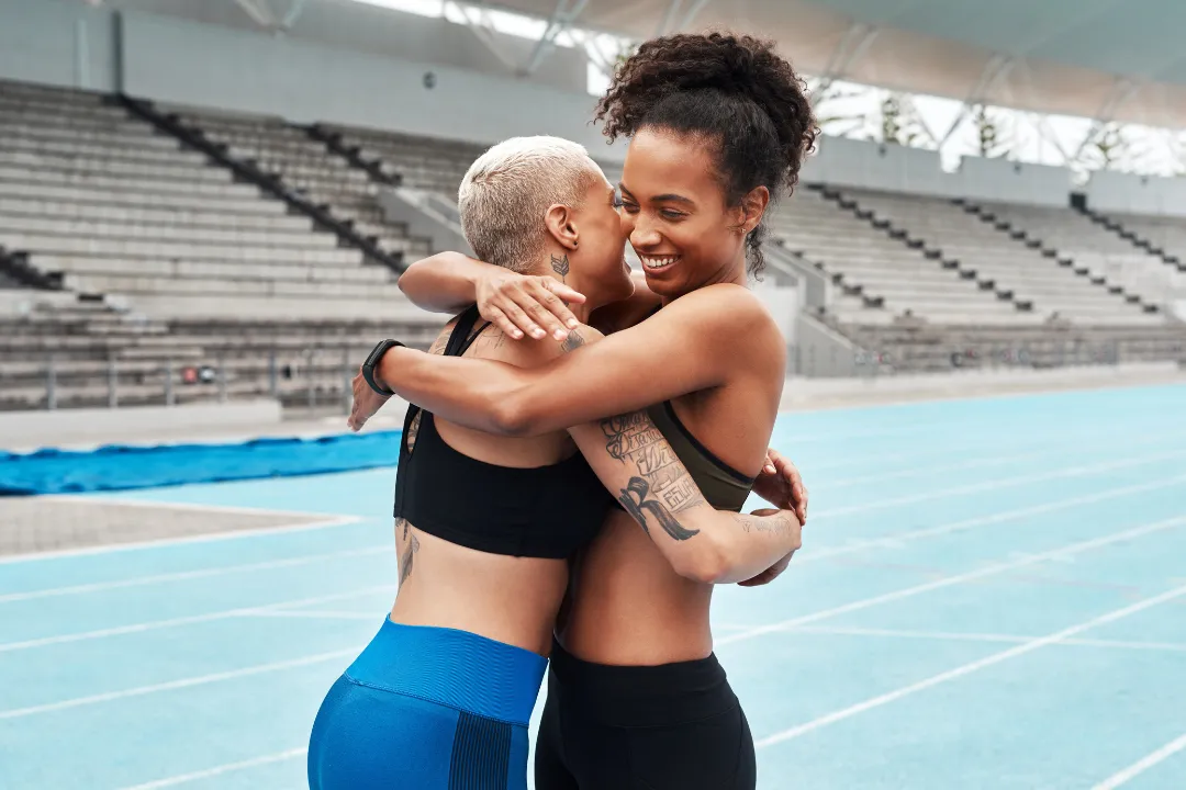 Zwei Frauen in Sportkleidung umarmen sich – das Eversports Team steht für Community und Support
