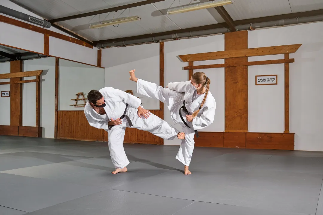 Zwei Personen praktizieren Judo indoor, mit der Software von Eversports kannst du dich auf deine Community fokussieren