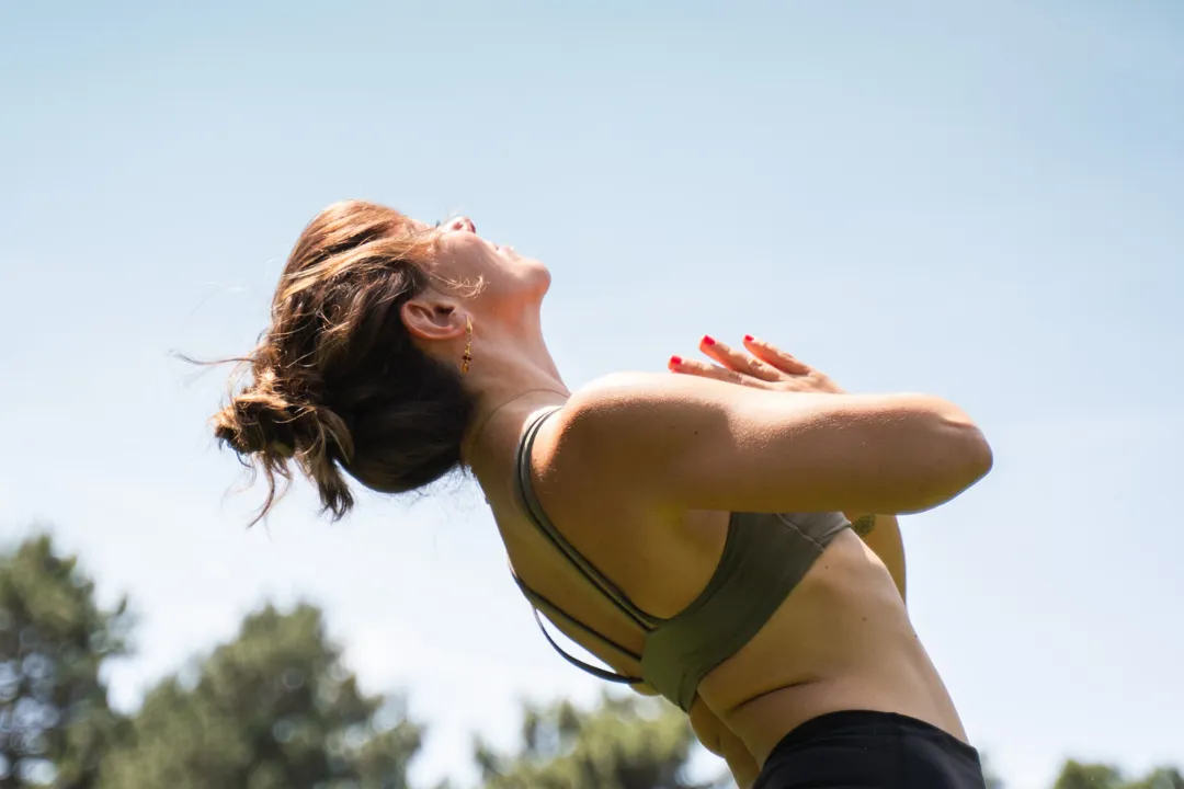 Frau beim Yoga im Freien – Sinnbild für Freiheit, Gelassenheit und flexible Studio-Software.
