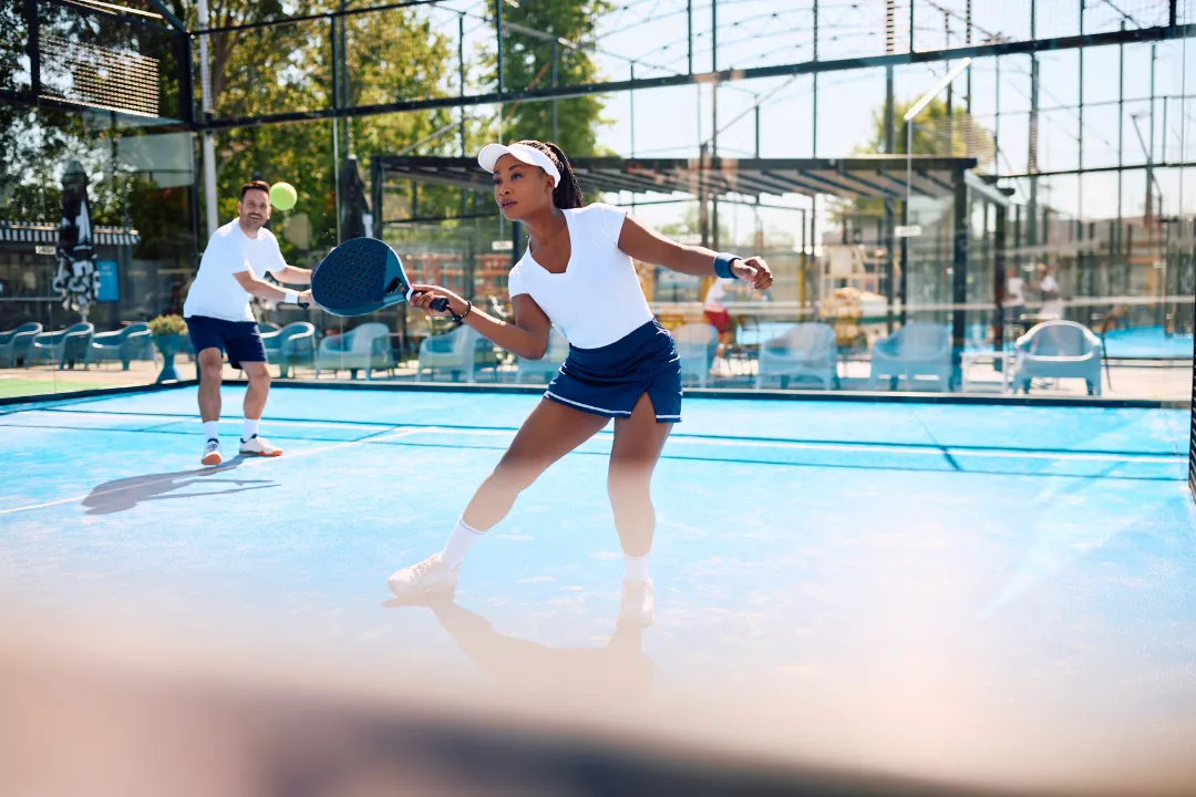 Pärchen spielt am Padelcourt outdoor zu zweit, gemeinsam zu spielen ist noch einfacher mit Eversports