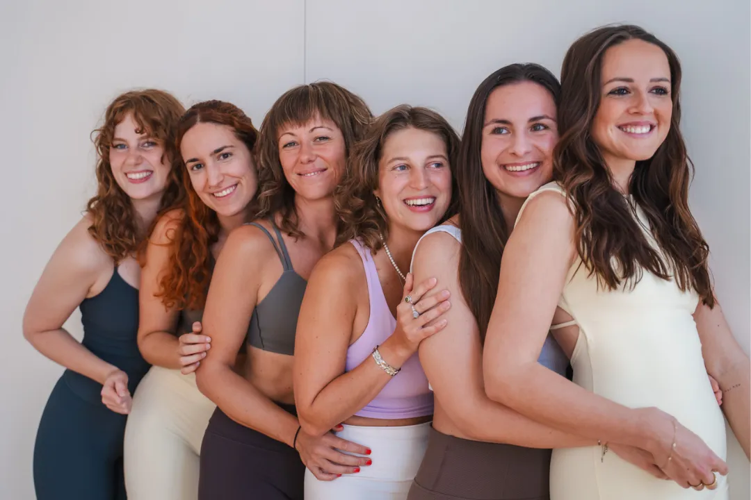 Gruppe von glücklichen Yogis- Zeit für Community Aufbau dank der Eversports Manager Software