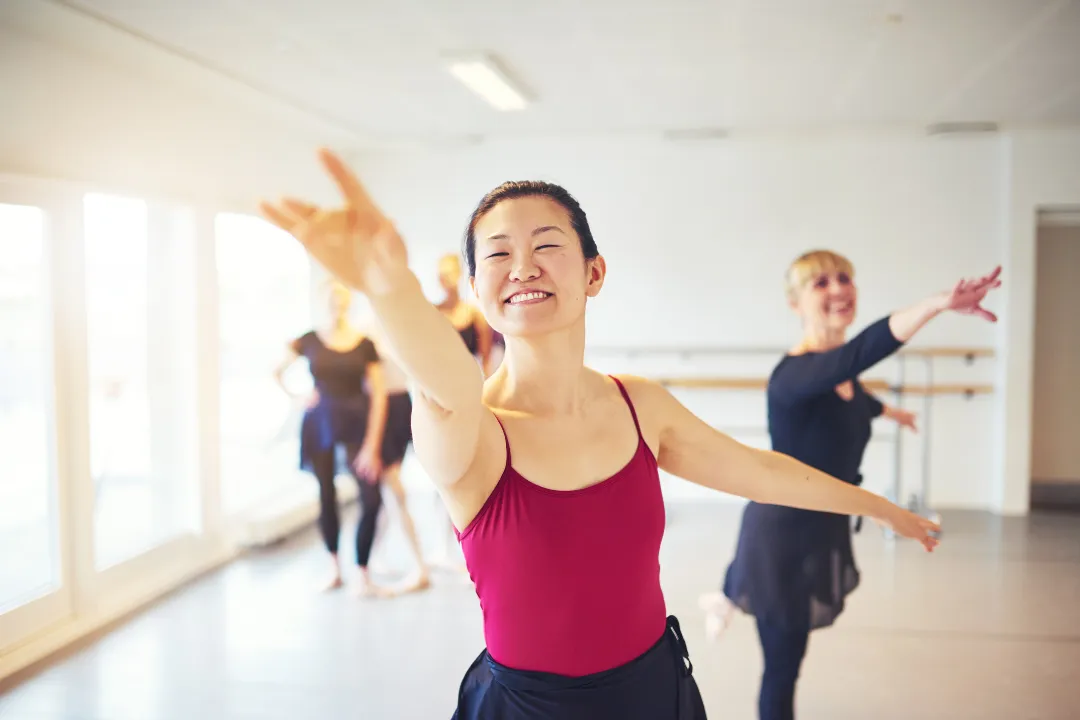 Studiobesitzerin indoor in der Tanzschule ist glücklich mit dem Eversports Manager