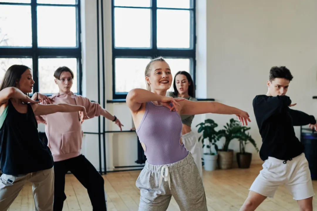 Gruppe von Personen tanzt indoor Hiphop, mit Eversports kannst du deine Community unterstützen