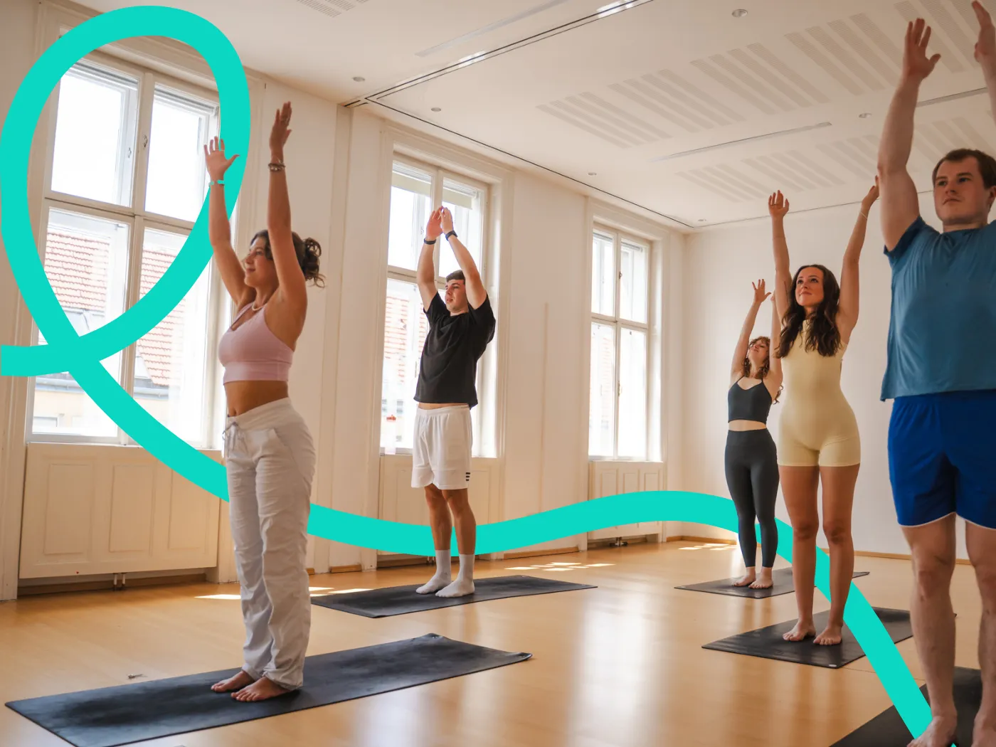 Personen praktizieren Yoga in einem hellen Studio, mit dem Buchungssystem von Eversports geht die Buchung ganz einfach online.