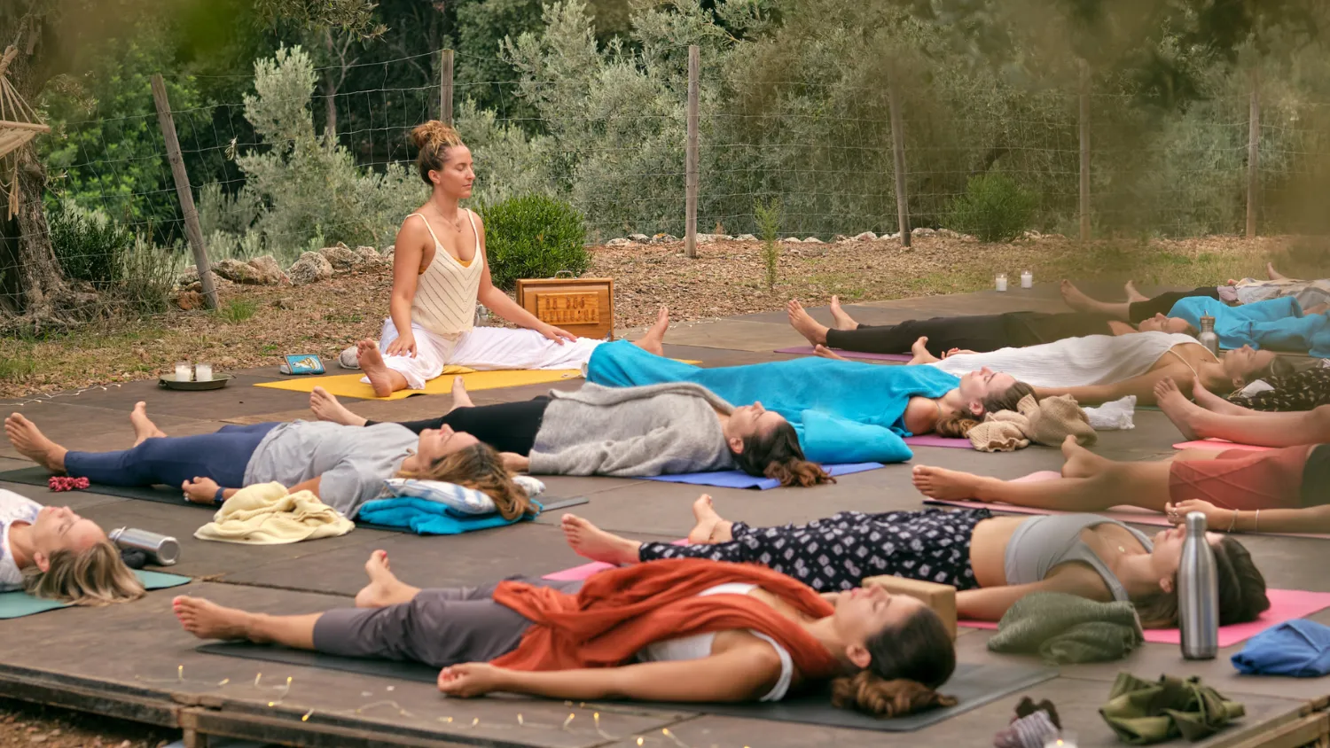 Cover vom Blog Artikel über Yoga Retreats beim praktizieren outdoor mit einer Yoga Lehrerin
