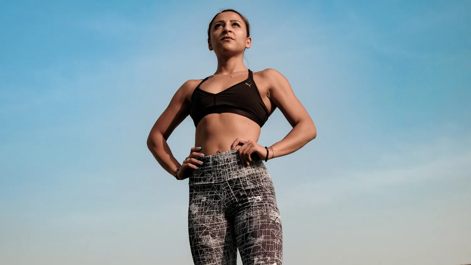 Cover Bild vom Block Artikel über Fitness Trends im Jahr 2024 mit einer Frau in Sportkleidung am Cover