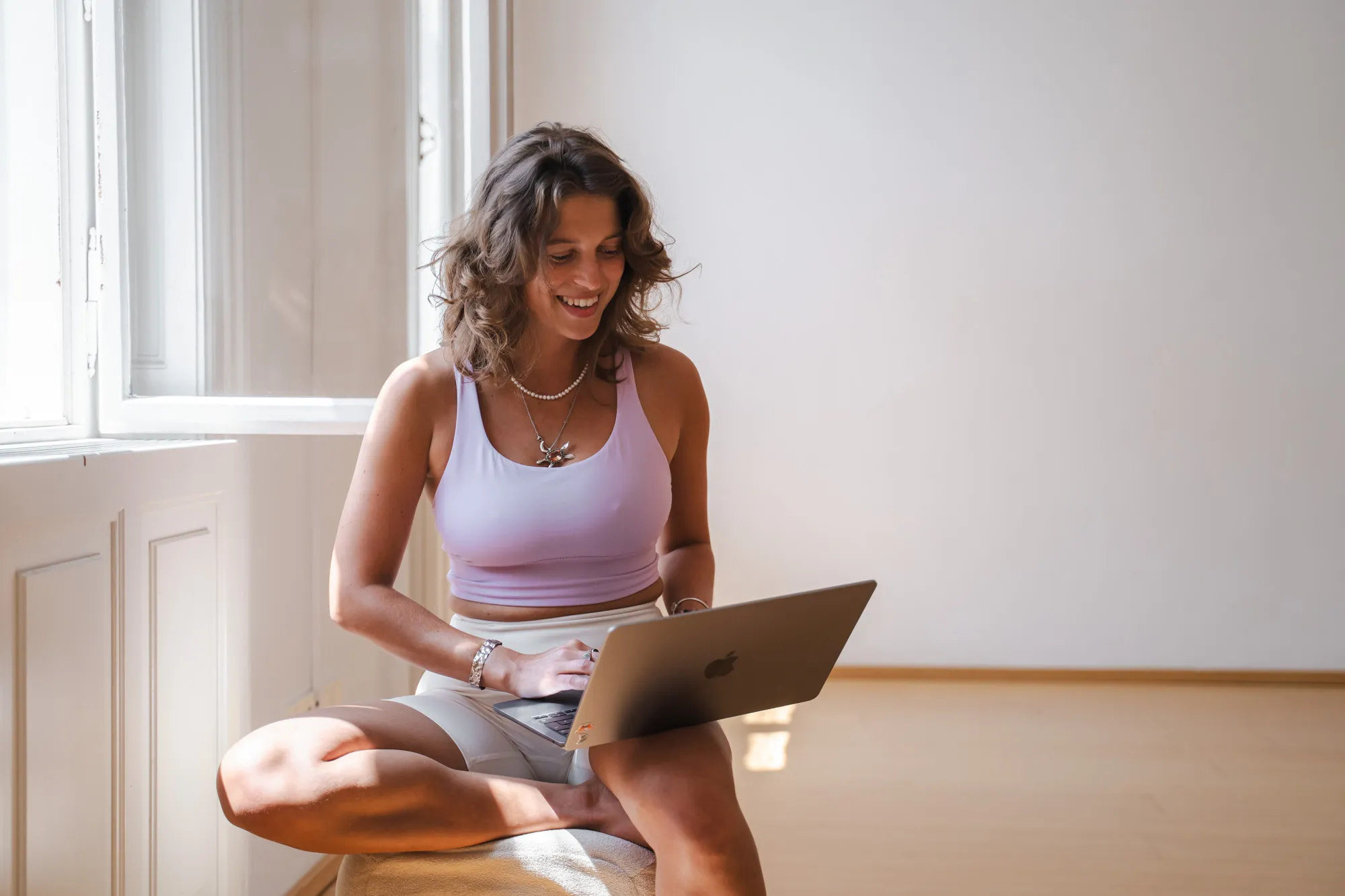 Frau am PC im Yoga-Studio – digitale Studioverwaltung mit Eversports Manager