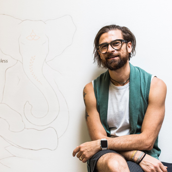 Yogastudiobesitzer Sascha aus der Yogawerkstatt sitz im Yogastudio