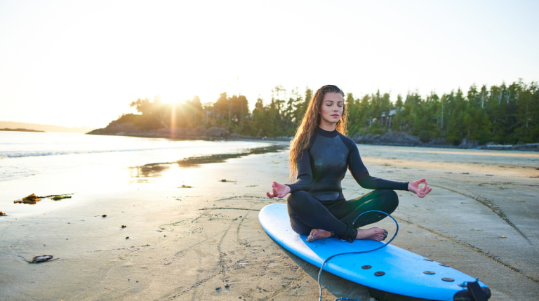 fr-article-summer-community-yoga-surf
