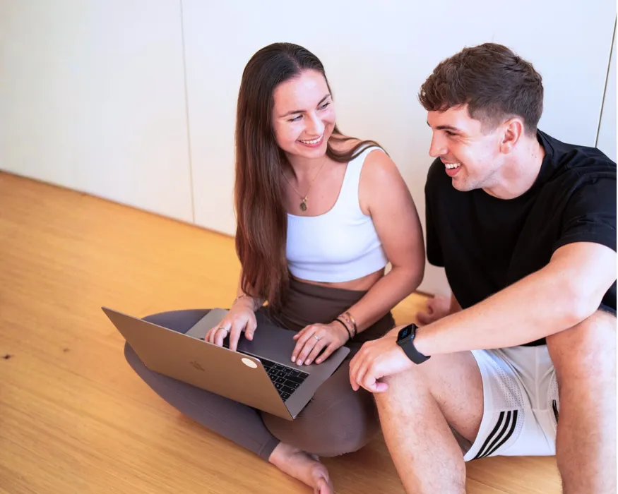 Zwei Studiobesitzer nutzen den Eversports Manager am Laptop