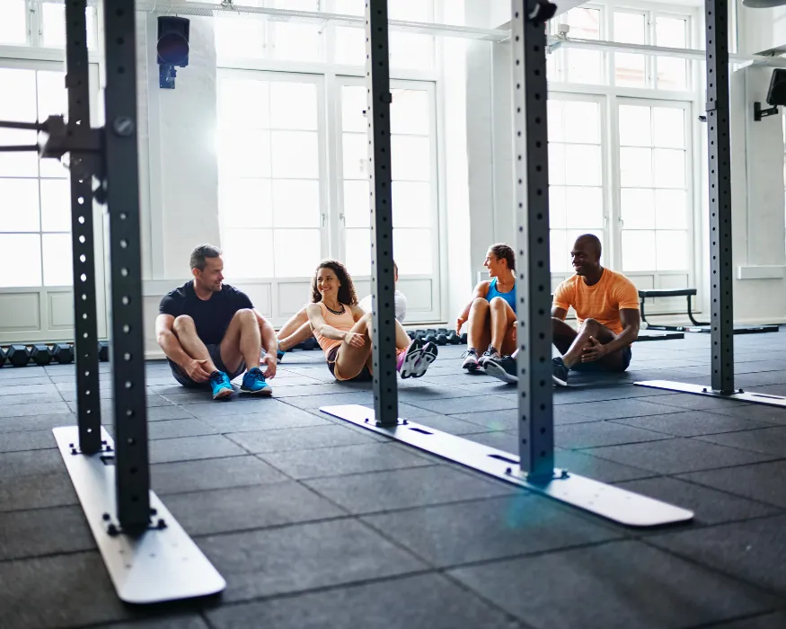 Gruppe von Personen trainiert indoor in einem Studio, mit Eversports Manager macht Community Building mehr Spaß