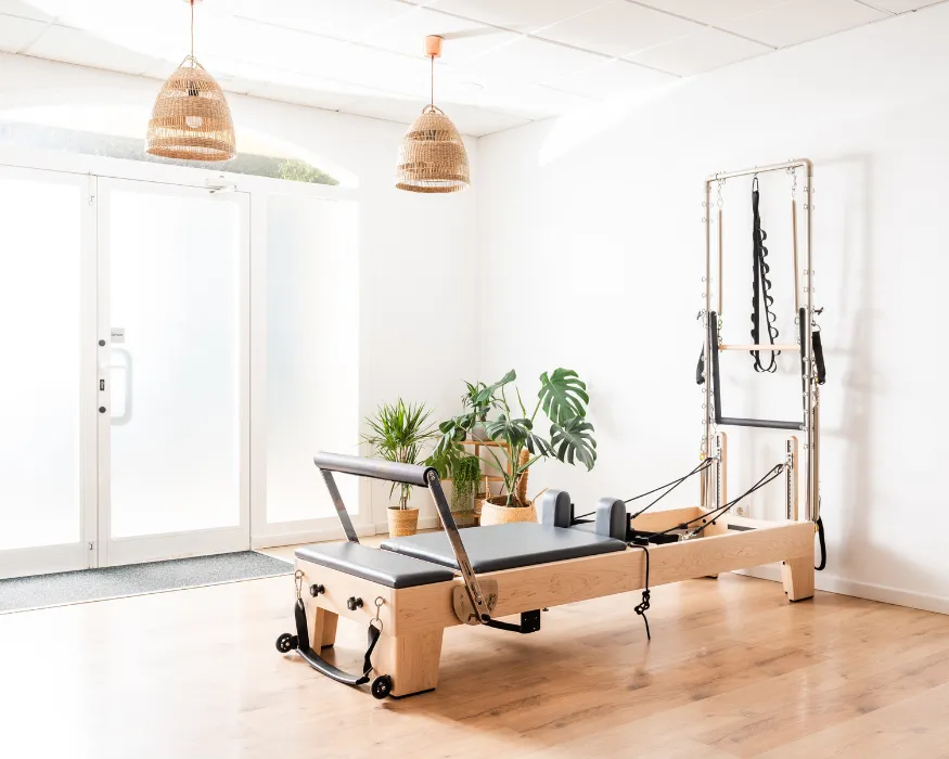Reformer Pilates Maschine in einem hellen Raum