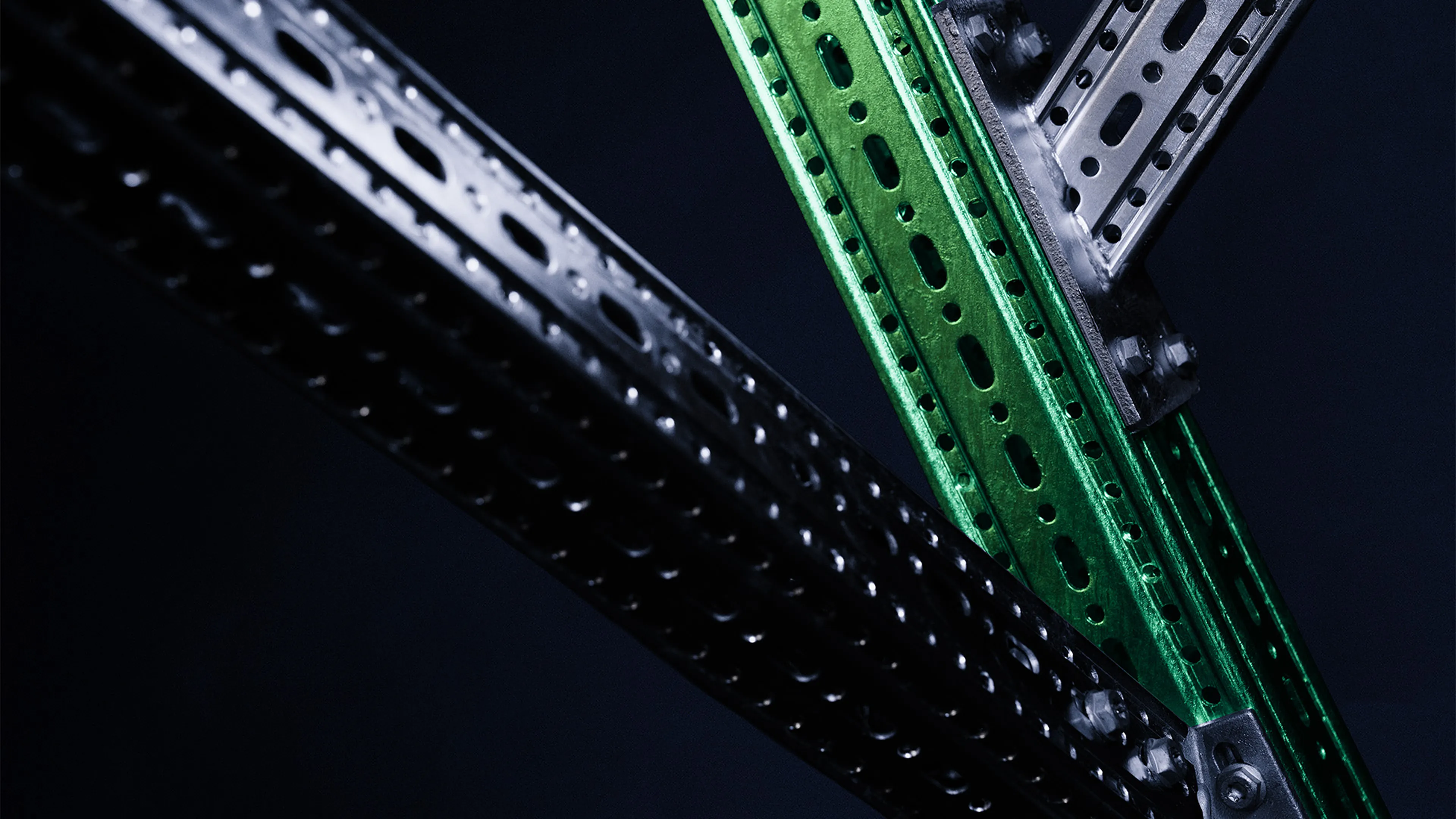 Close-up of intersecting siFramo profiles with highlighted XCarb Steel profile.