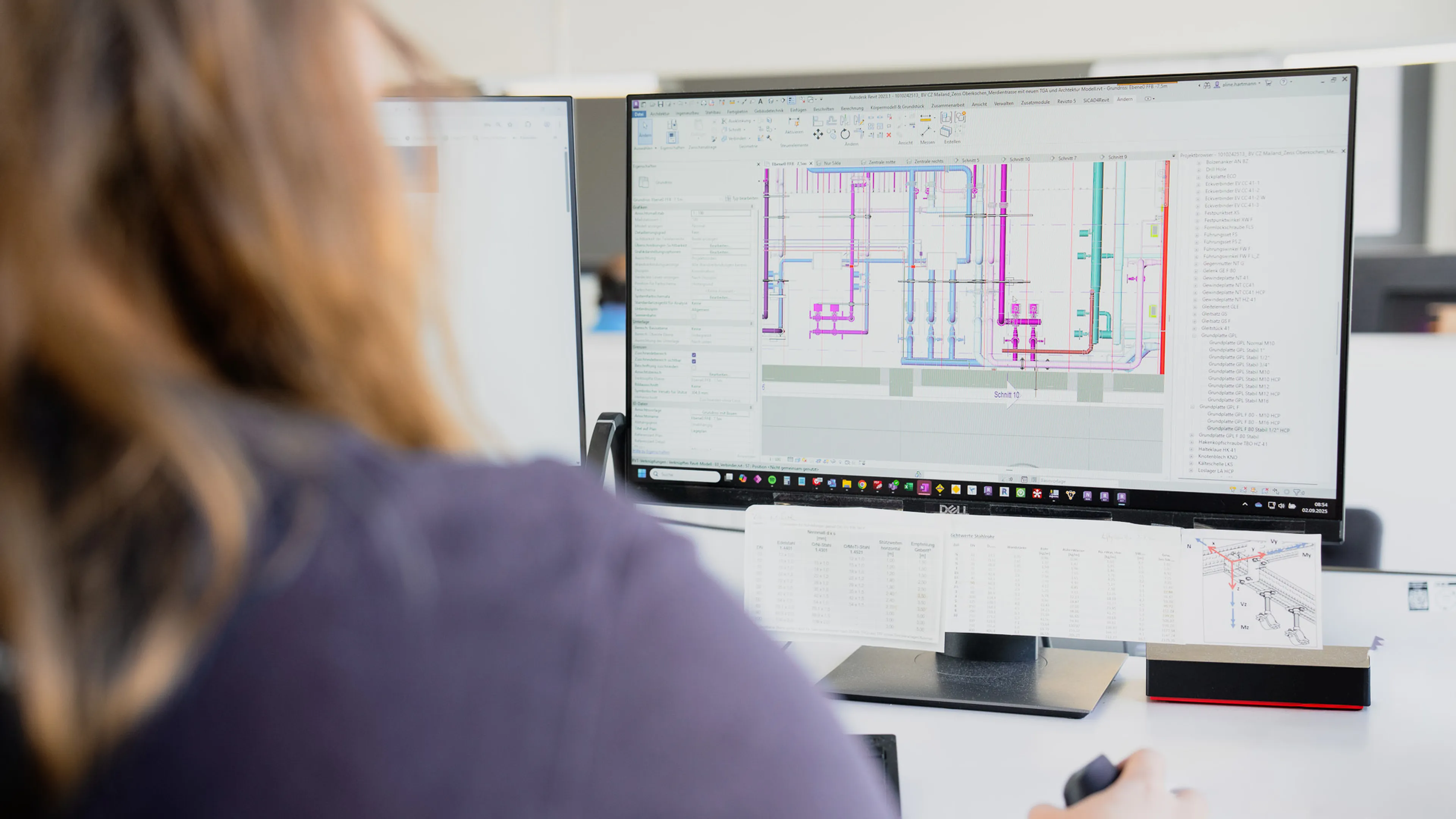 A Sikla employee designing a modular support using Autodesk revit on a computer screen