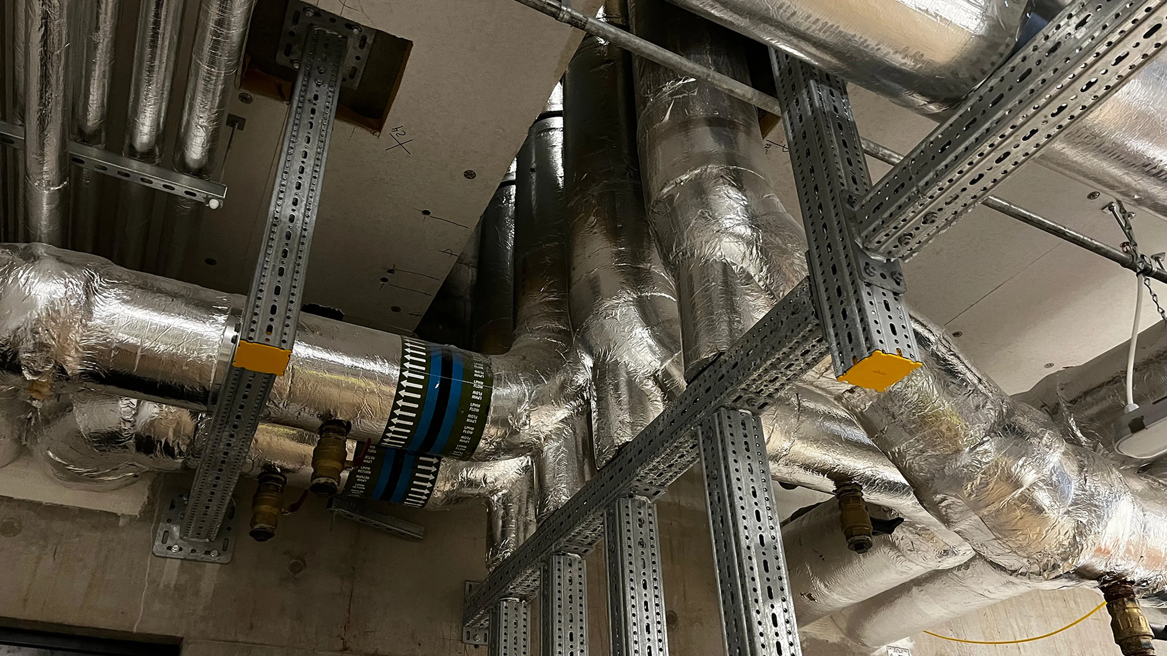 siFramo beams supporting heavy pipework to the roof of a high rise building