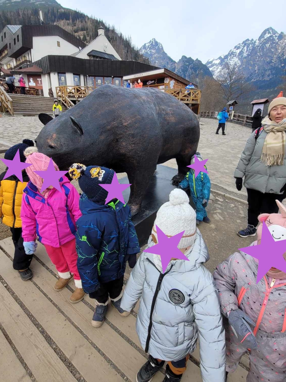 Dzieci na wyjeździe wakacyjnym