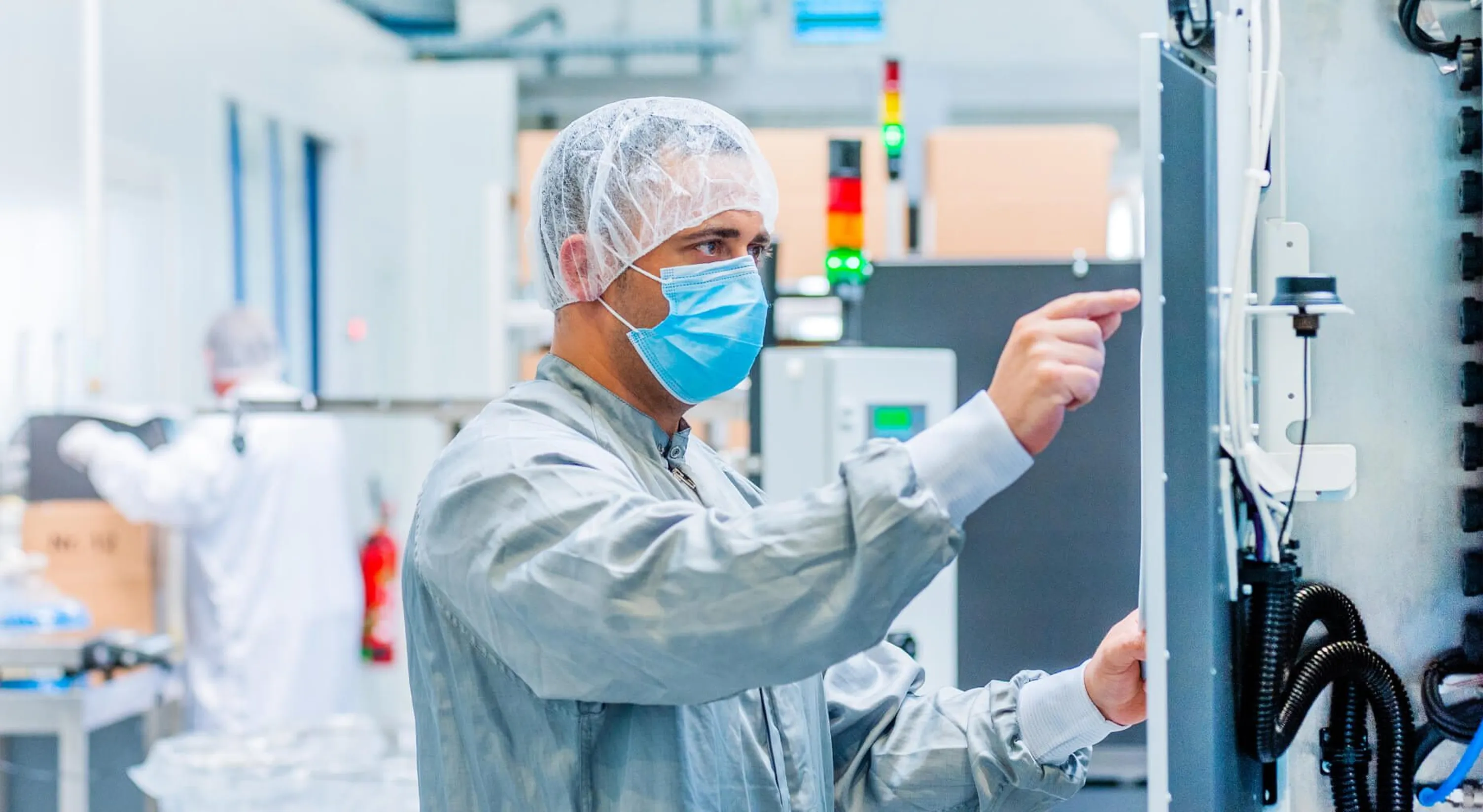 mitarbeiter-in-overall-bedient-anlage-in-reinraum-header-desktop-servomold-insights