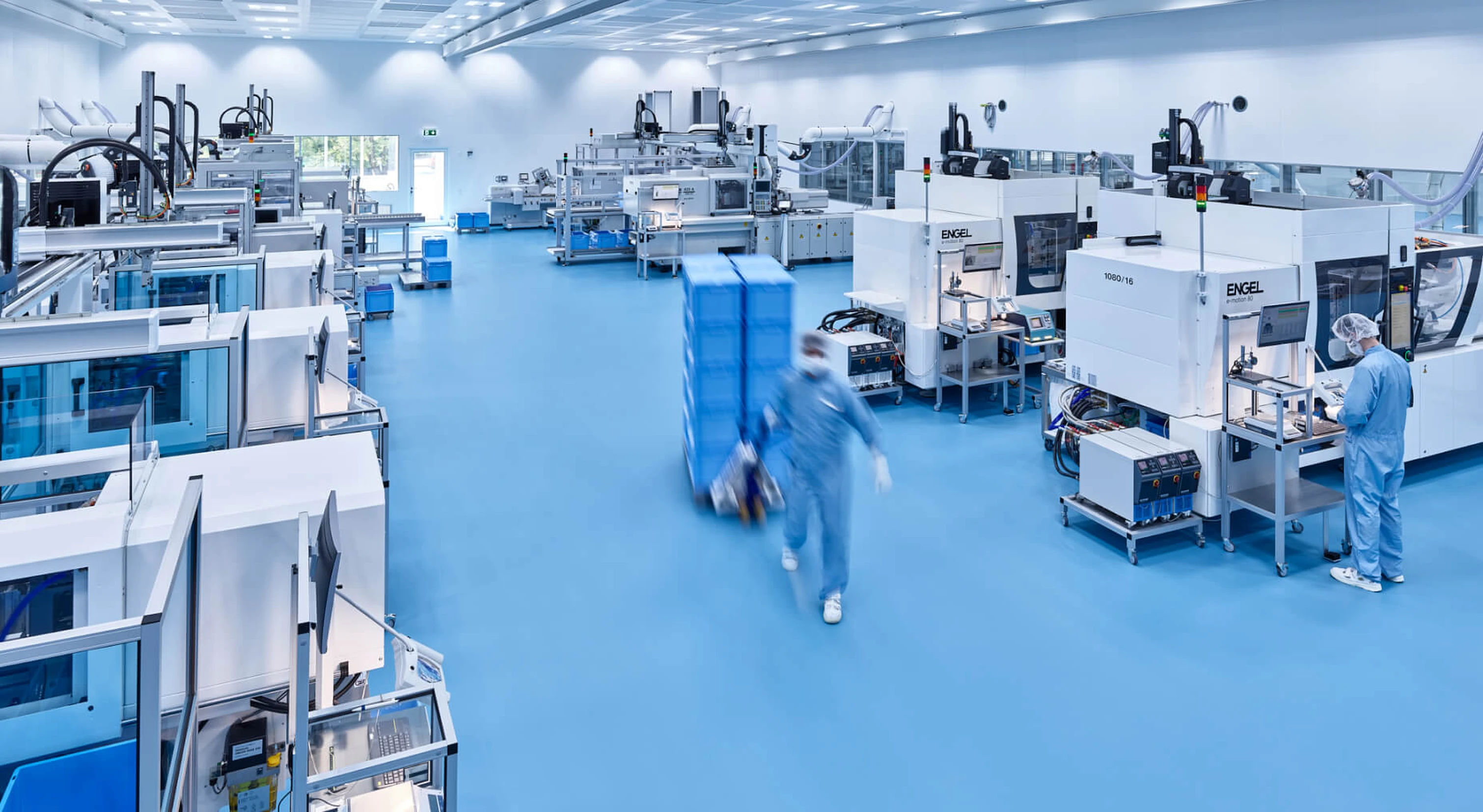 moderne-reinraum-spritzguss-produktionshalle-blauer-boden-wild-kuepfer-medizintechnik-schweiz-projektstory-header-desktop-servomold-insights