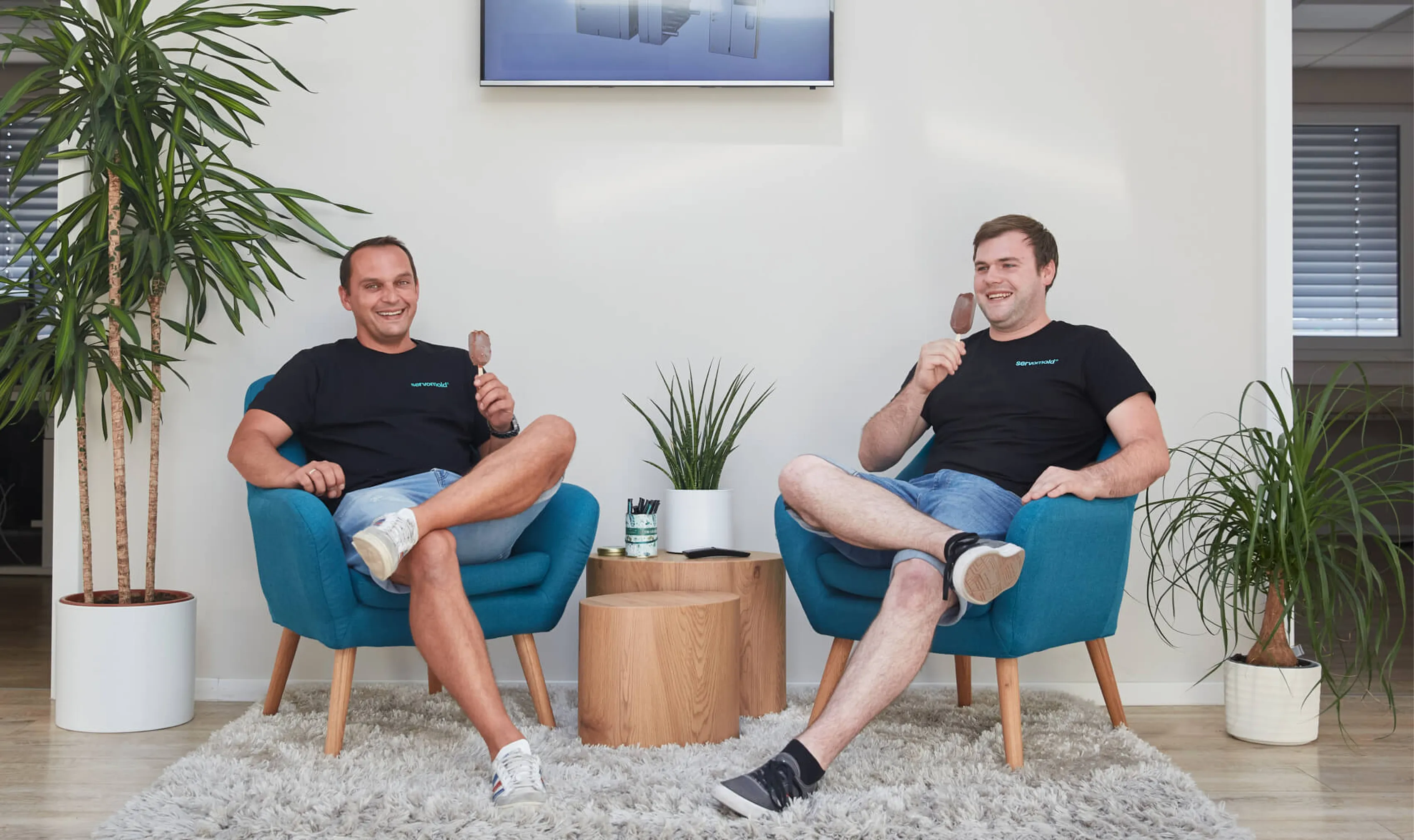 zwei-mitarbeiter-sitzen-und-geniessen-ein-eis-galerie-slider-desktop-servomold