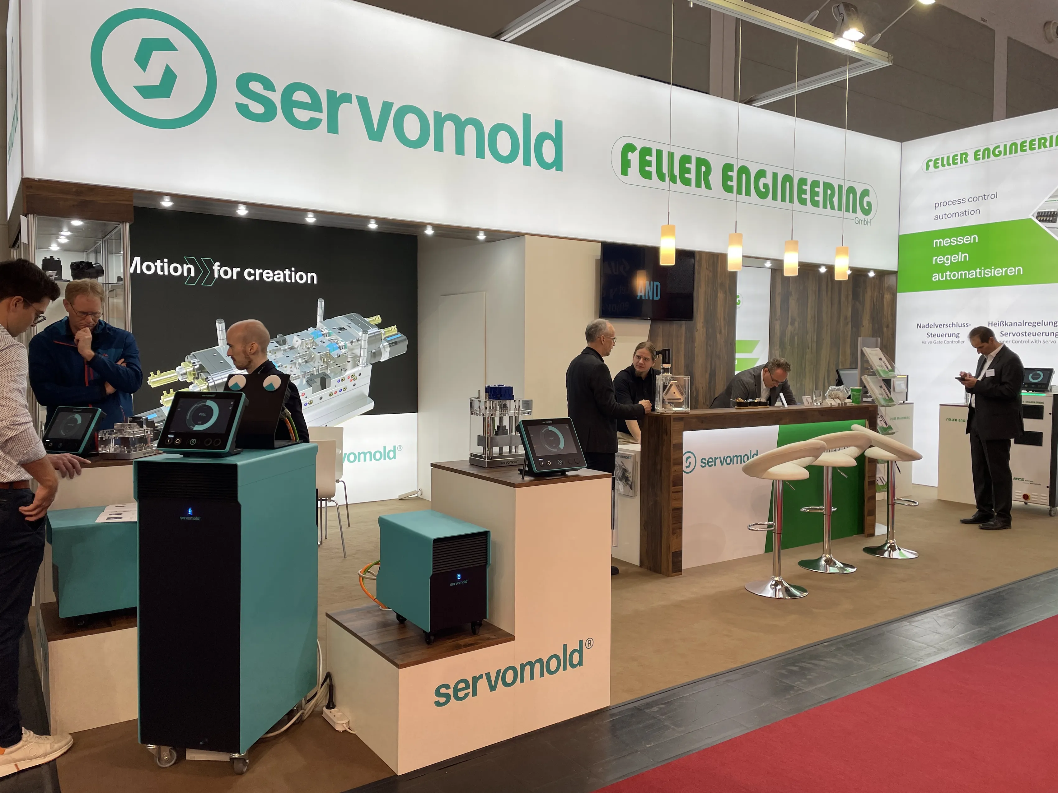 Gemeinschaftsstand mit Feller Engineering auf der Fakuma 2023 mit MItarbeitern und Interessenten im Gespräch