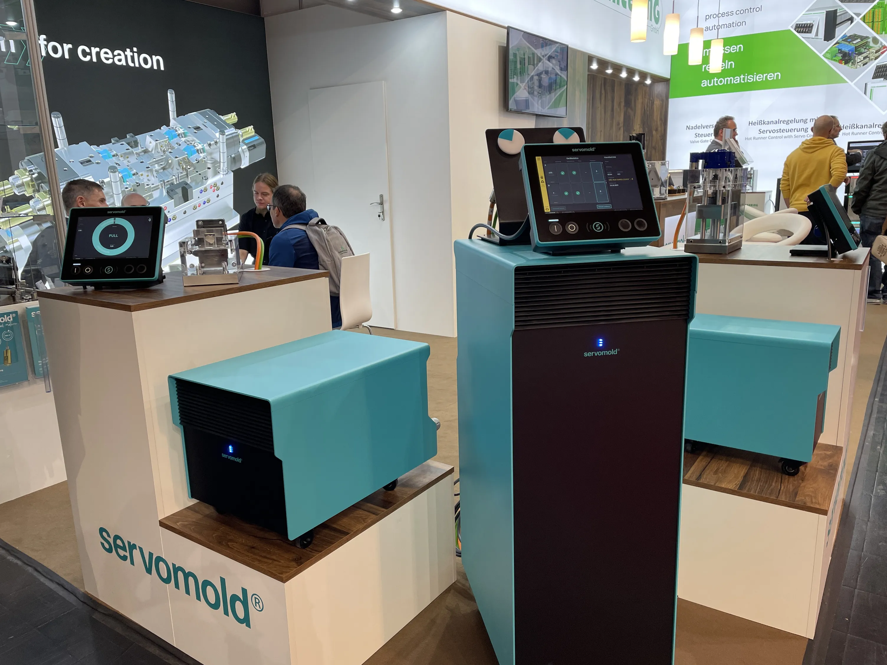 Steuerungseinheit von Servomold im Vordergrund des Messestandes auf der Fakuma 2023