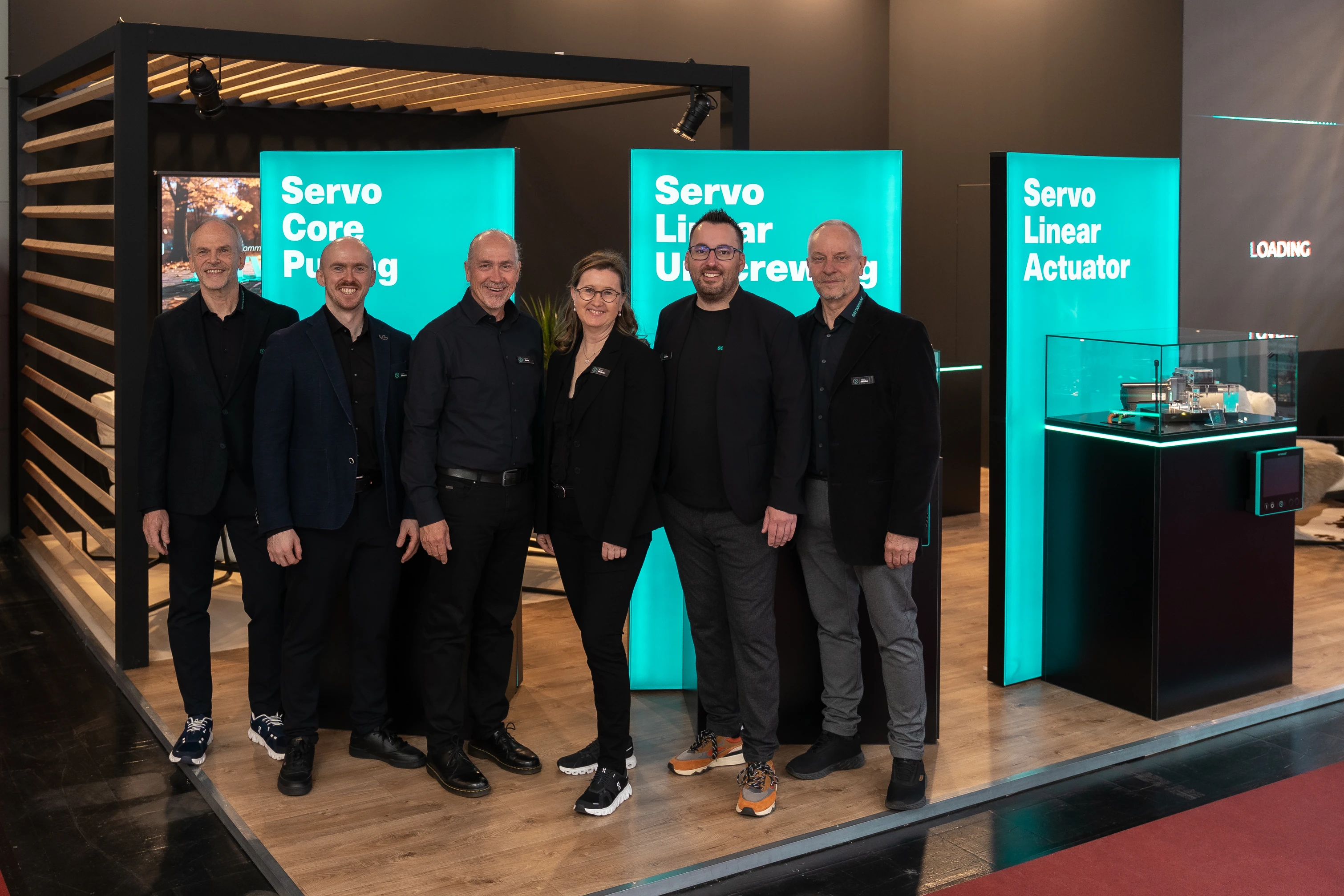Fakuma Messeteam vor dem Servomold Messestand