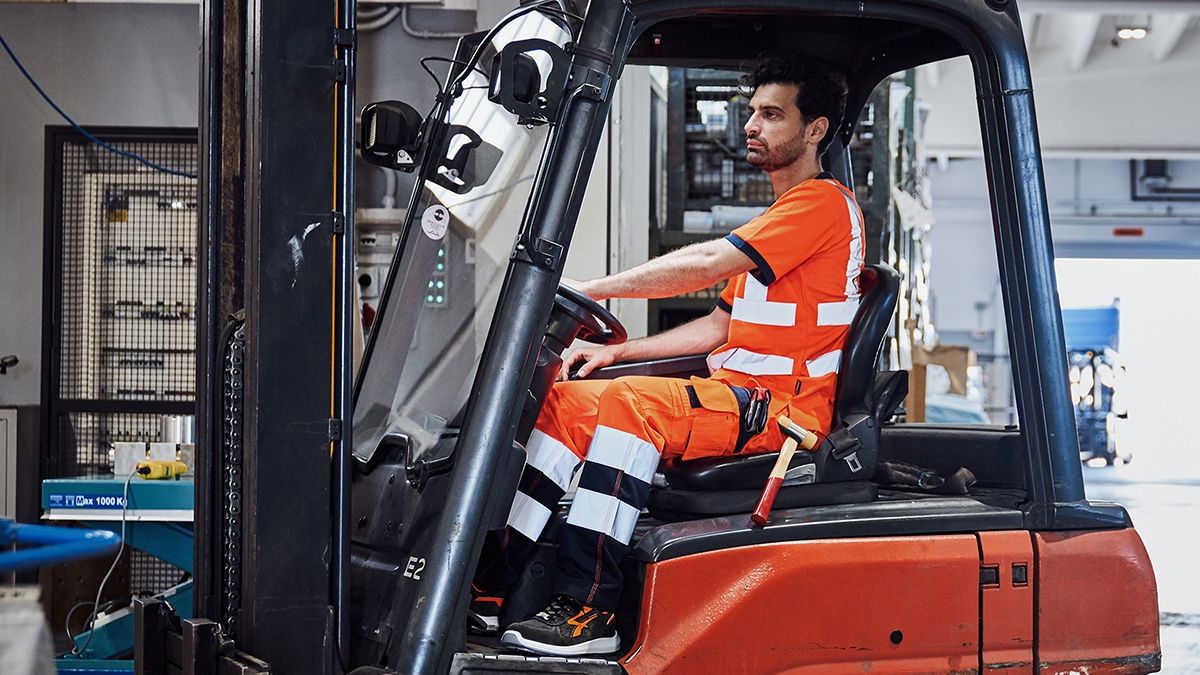 waarschuwingskleding voor wie op de weg werkt