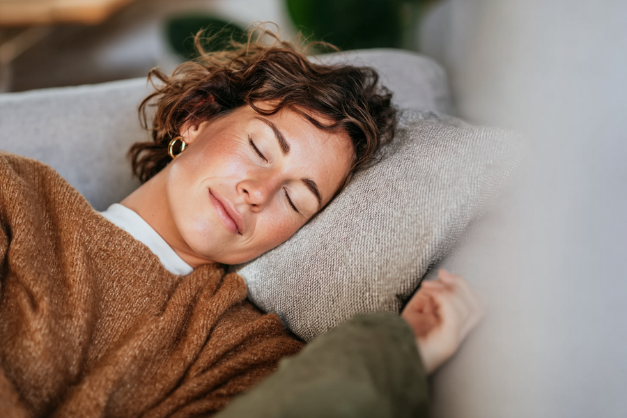 Frau schläft auf Sofa