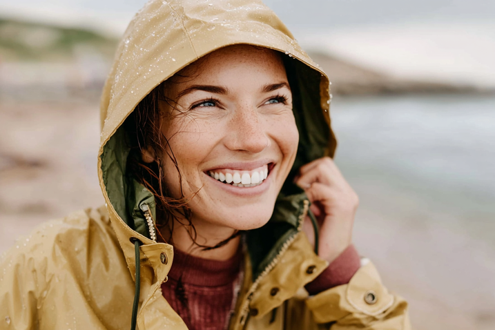 Frau draußen im Regen