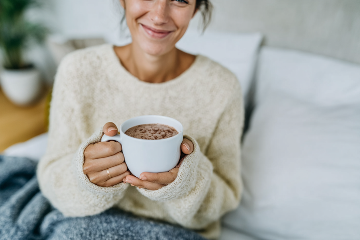 Frau trinkt warmen Kakao