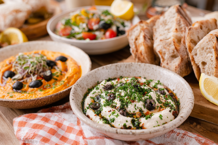 Tisch mit internationalen Dips